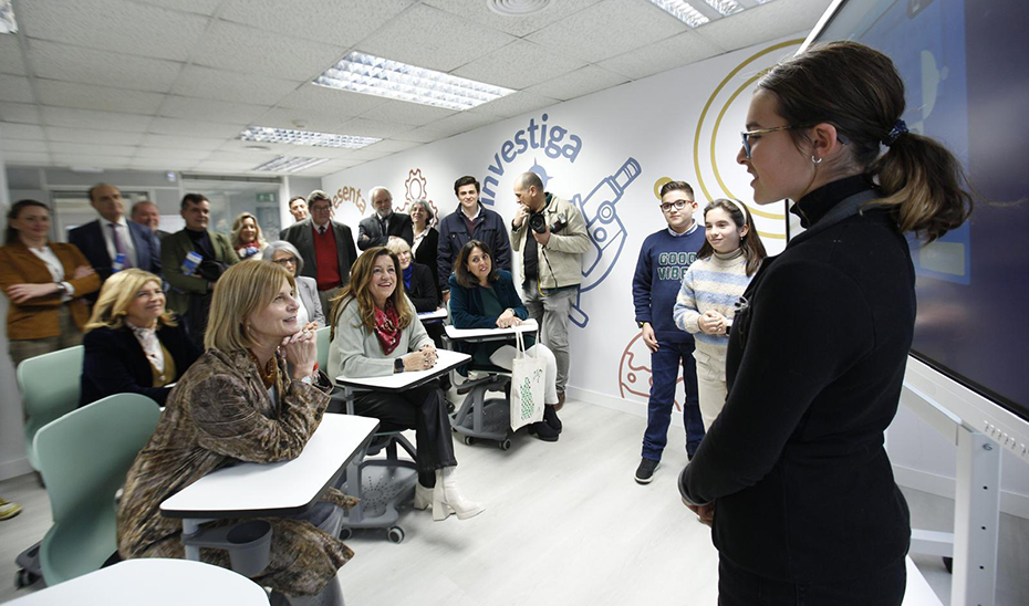 La consejera de Desarrollo Educativo, María del Carmen Castillo, durante la inauguración del 'Aula del Futuro' del Centro del Profesorado de Jerez de la Frontera.